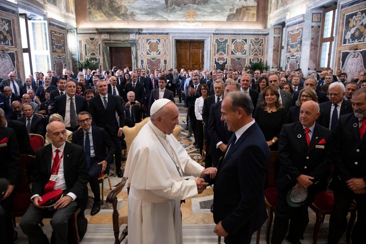 Il Papa dei ponti odia i muri, ma crede nelle gallerie: «Viva l’Alta velocità»