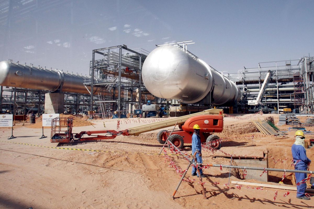Attacco all’Arabia, petrolio alle stelle. E per i carburanti prezzi già in salita