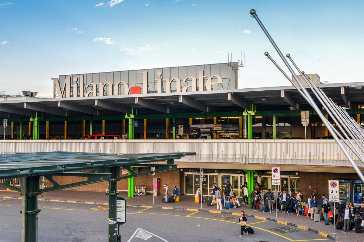 Festa a Linate con i migliori piloti acrobatici del mondo, mille chitarre, mongolfiere e le Frecce Tricolori