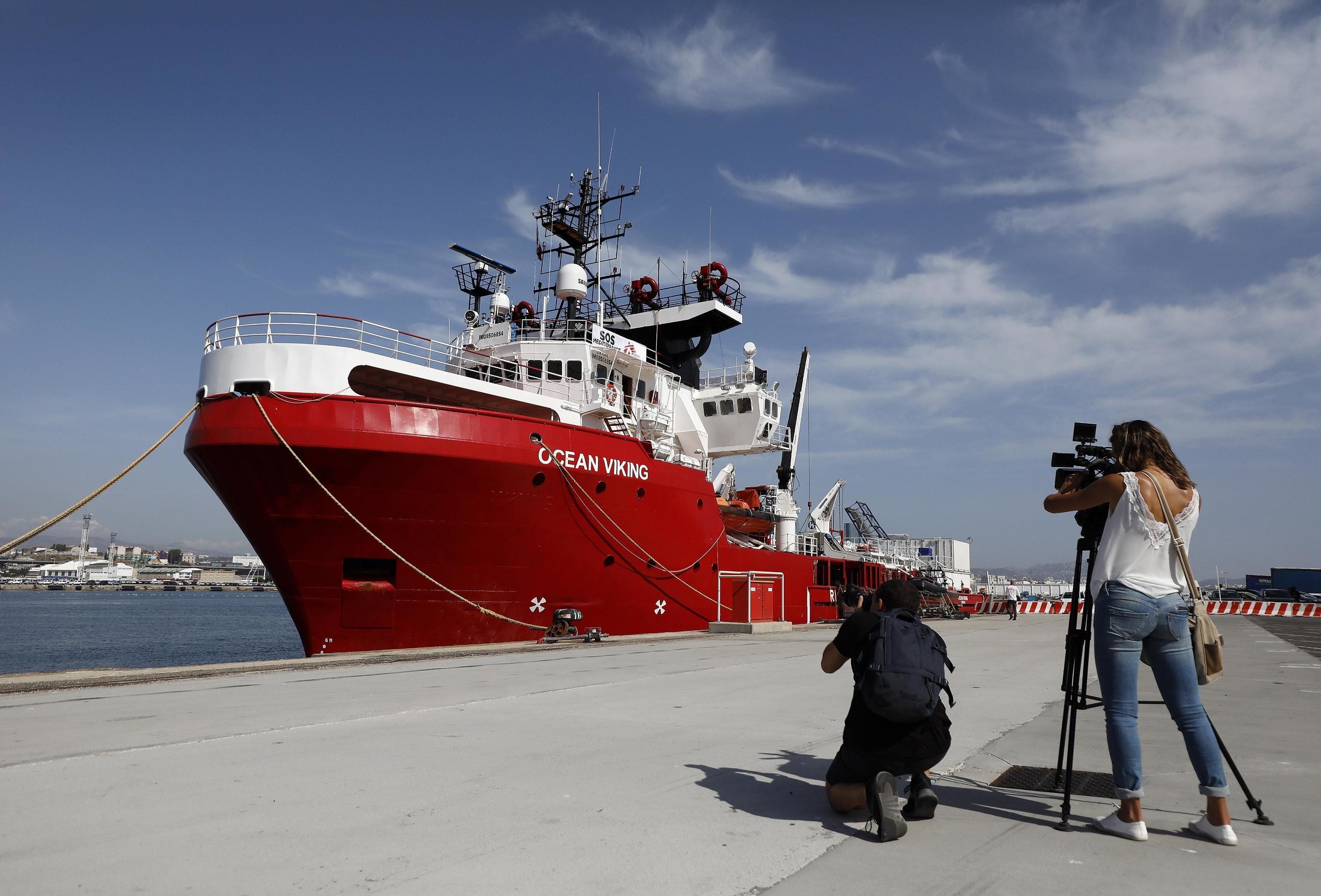 La Ocean Viking ora ci ha preso gusto. Le Ong caricano altri 109 migranti