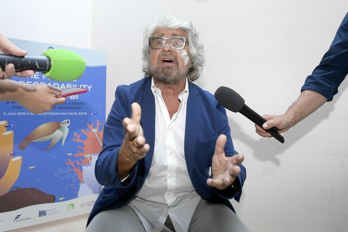 Grillo se lo ritrova a tavola e gli tocca improvvisare: «Così fa il gioco di Salvini»