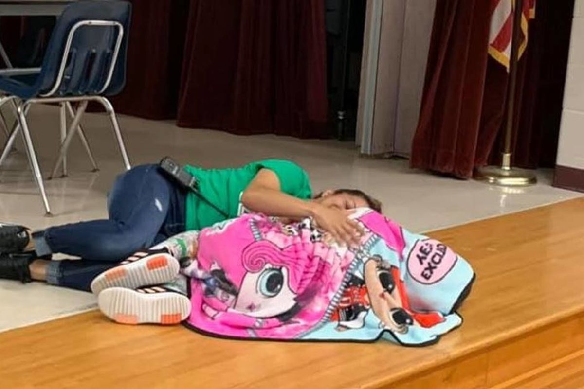 Mom shares a heartwarming photo of the school custodian comforting her autistic daughter