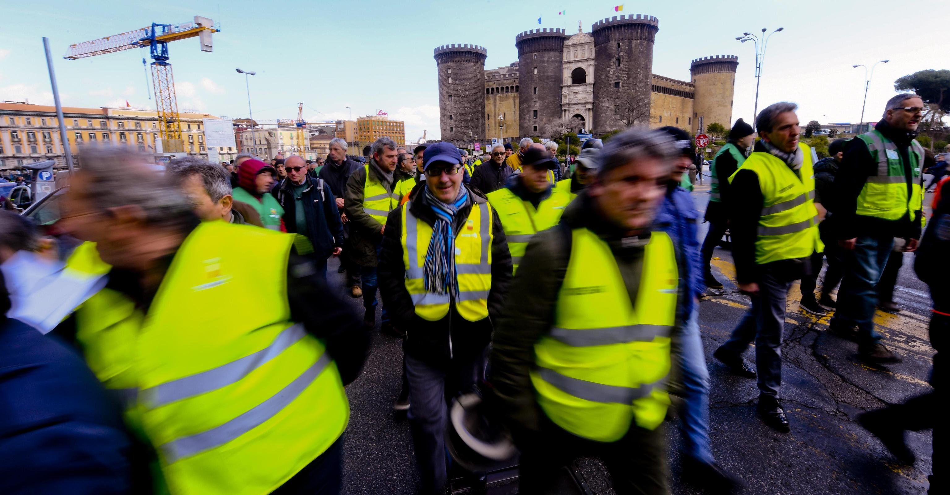 La polizia di Macron bastona i gilet gialli. Ma i black bloc sono fra i gretini
