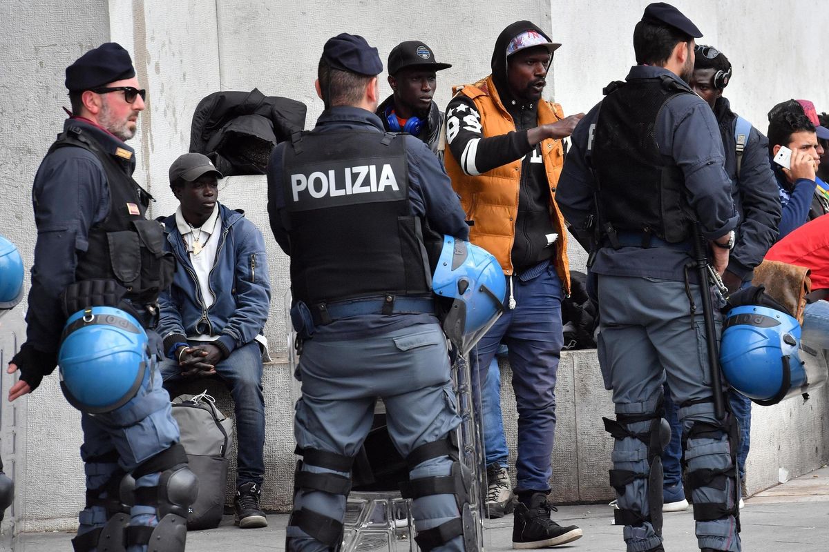 Nigeriano libero di accoltellare ma si vuole schedare chi vota Lega