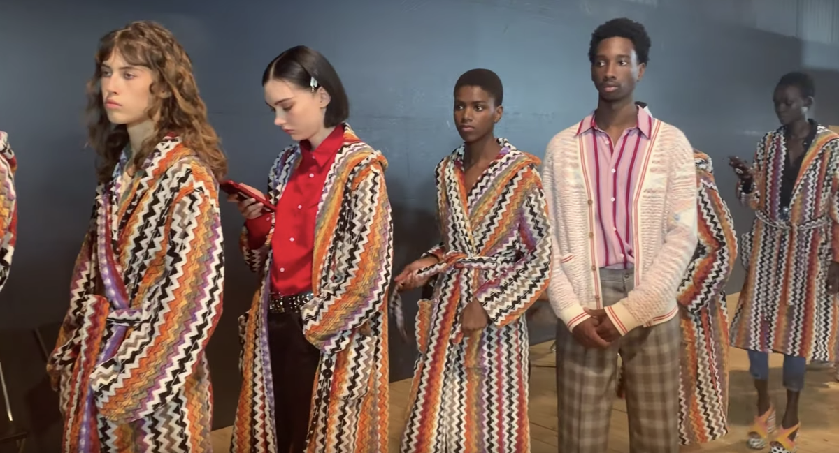 Missoni ci riporta all'estate, con una sfilata nella piscina più chic di Milano