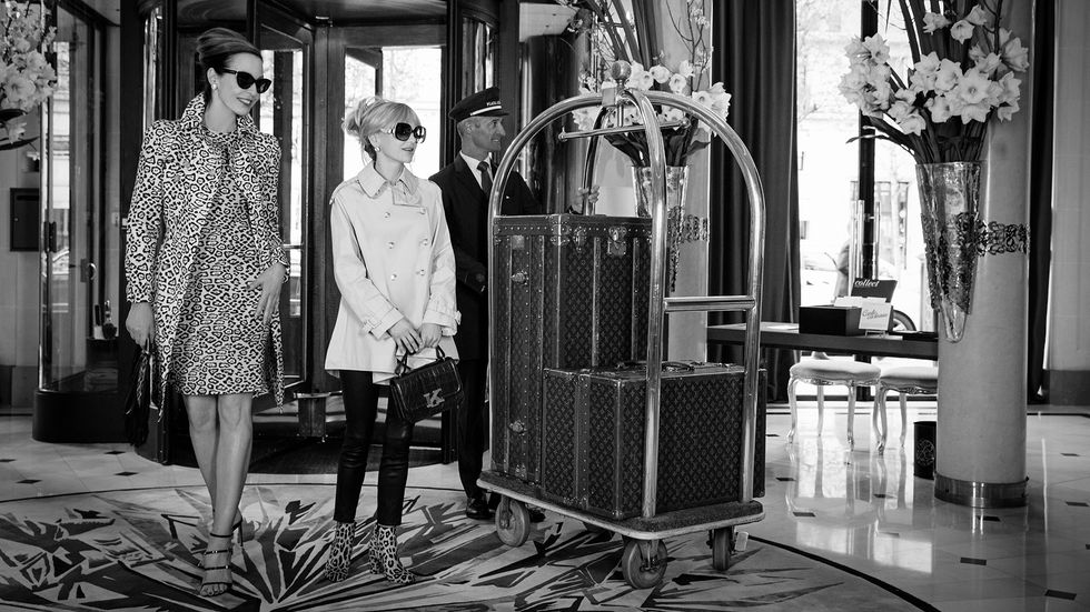 Allison Janney and Anna Faris check into hotel
