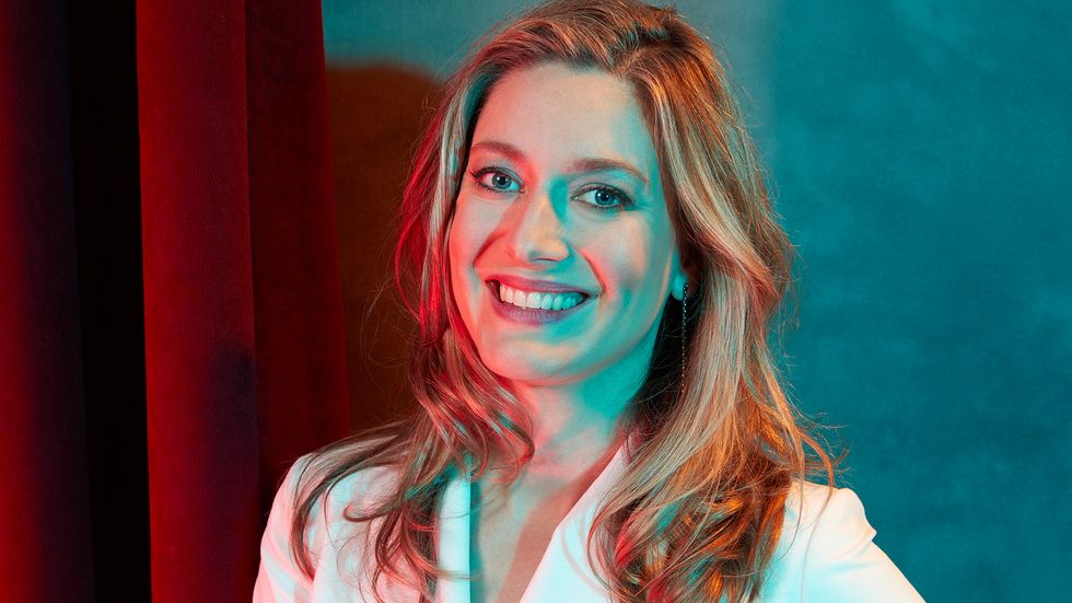 Zoe Perry of Young SHeldon in white suit