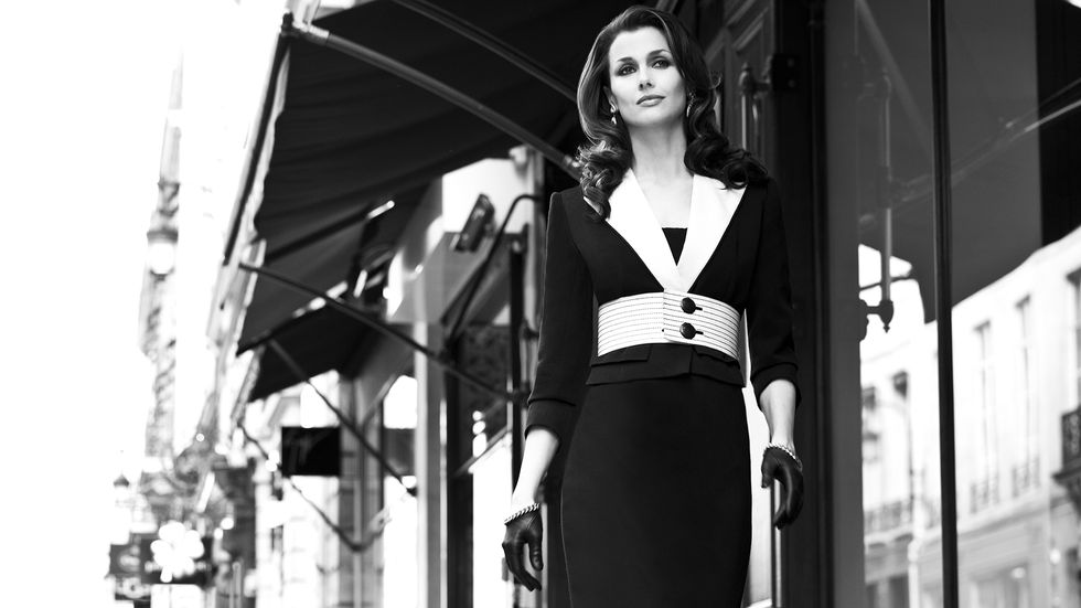 Bridget Moynahan walking a sidewalk