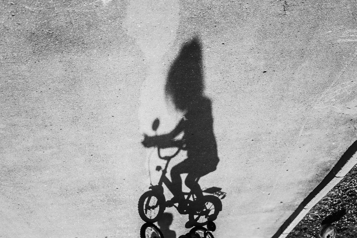 Parla di Bibbiano e le tolgono i figli: «Denigrava gli educatori sui social»