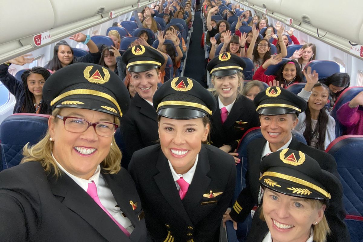 An all-female Delta crew took a plane full of girls to NASA to "close the gender gap in aviation"