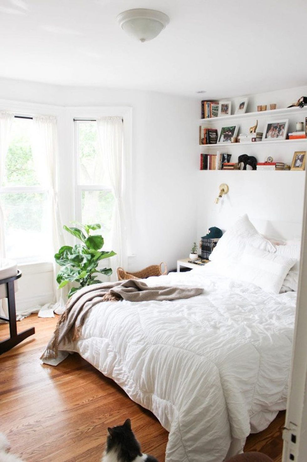 20 Times The Internet Showed Us That Shelves Above The Bed Are A