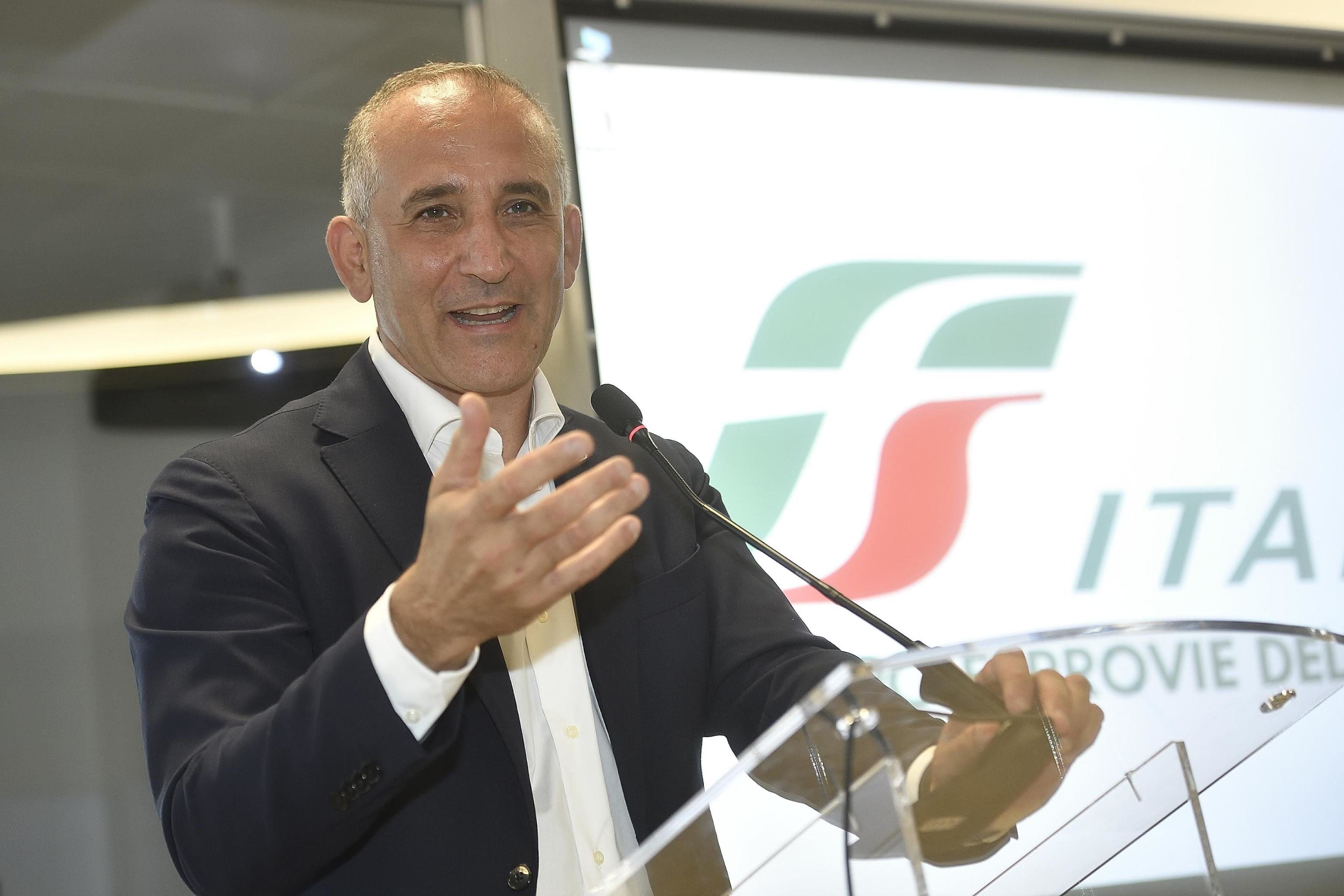 Renzi va all’assalto delle Ferrovie. Rivuole in carrozza il suo Mazzoncini