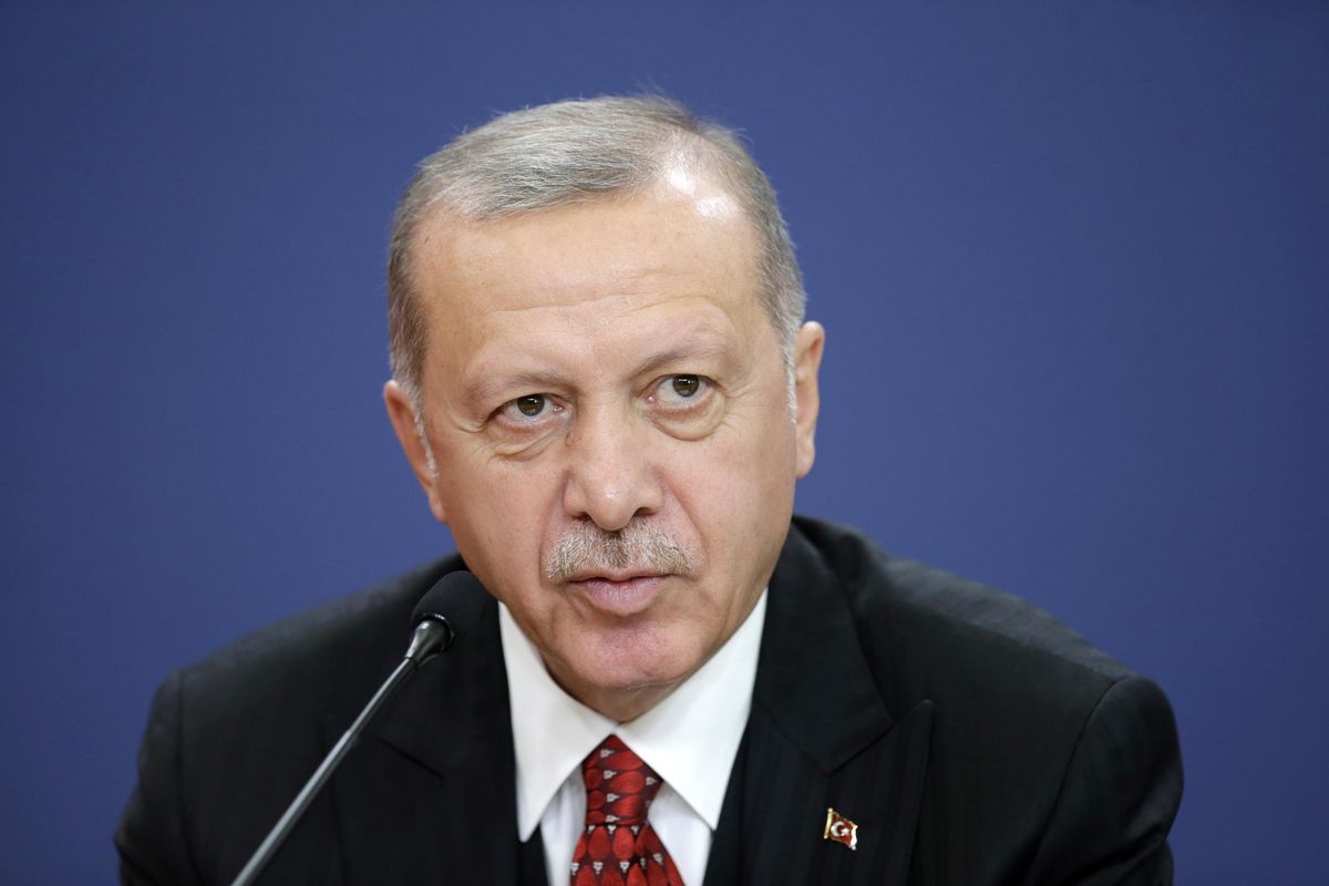 Merkel chiama il Sultano: «Fermati». Si muovono pure le truppe di Assad