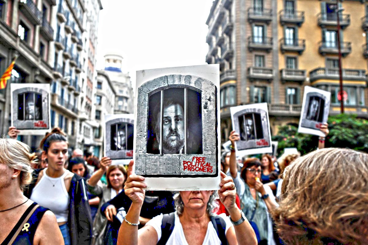 Scontri a Barcellona dopo le condanne ai leader separatisti