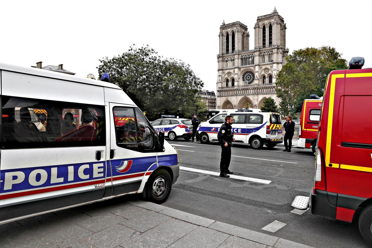 Altro allarme attentato nella polizia. Parigi trema: jihad dentro lo Stato