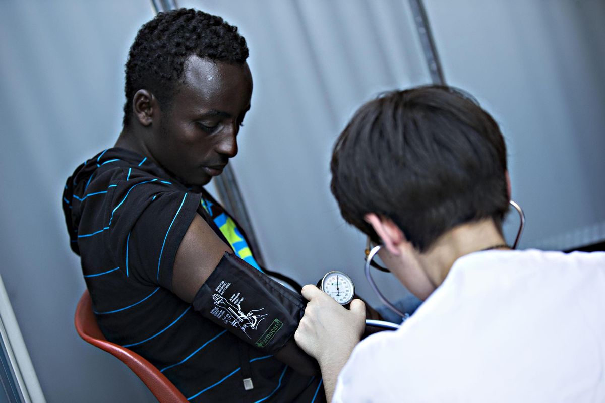 La guerra delle Onlus contro la Lombardia per la sanità gratis ai migranti irregolari