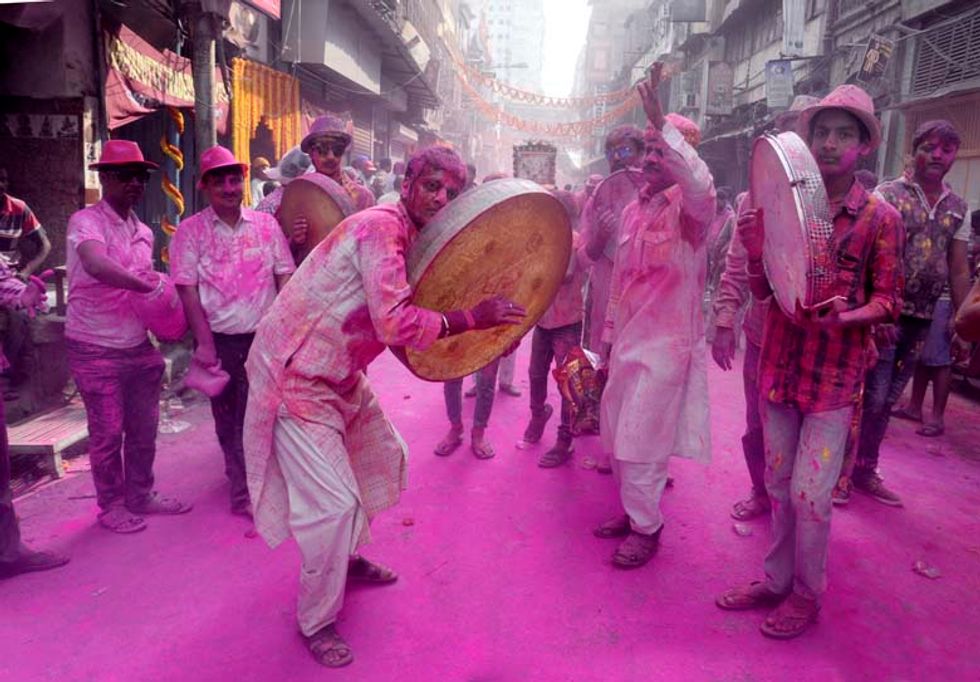 Holi 2018 WHAT? Conservative Widows & Blind Hindus Get In On The Fun