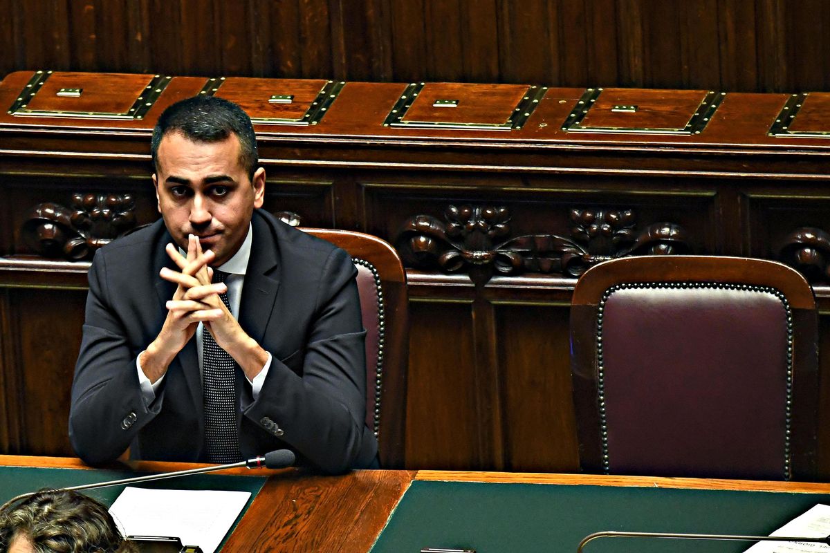 Base furibonda e governo in bilico. La linea del comico fa piangere il M5s