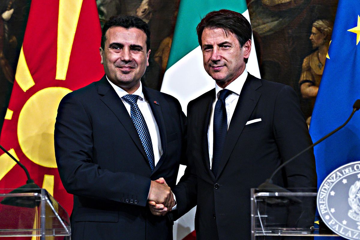 Il premier s’inginocchia a Zaev: «Skopje merita di aderire all’Ue»