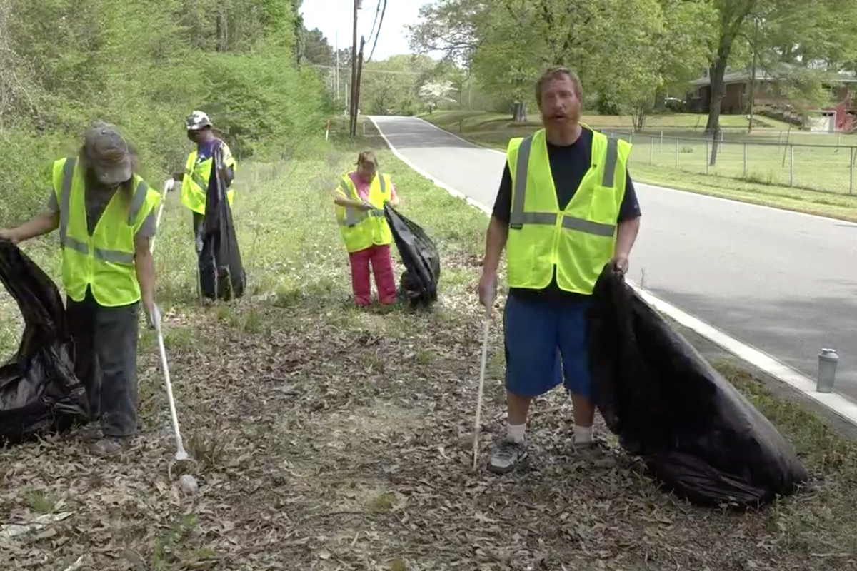 Arkansas employing homeless to clean up trash: 'I'm giving back and making money'