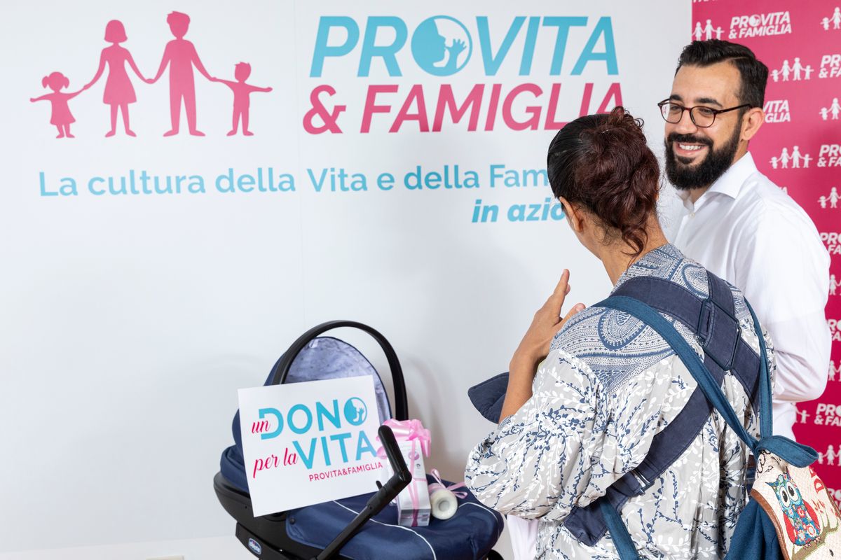 Pannolini, passeggini e biberon: «Un Dono per la Vita» aiuta le famiglie in difficoltà