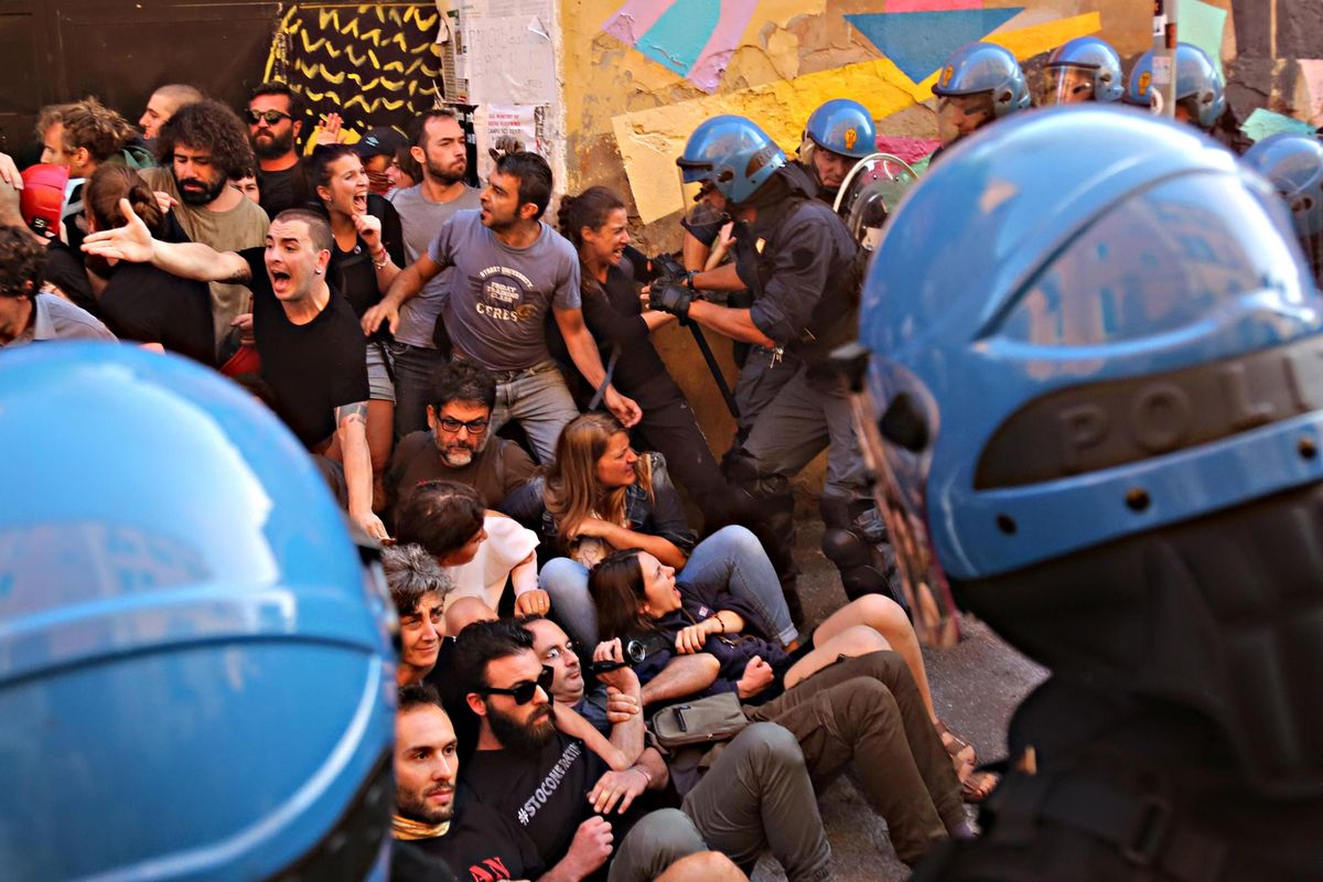 Così i centri sociali schiavizzano gli immigrati