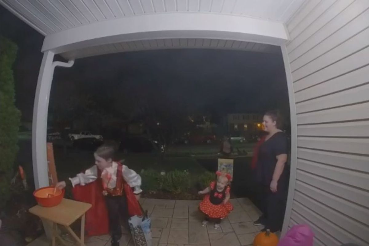 Kid boosts faith in humanity by filling an empty candy bowl from his own Halloween stash