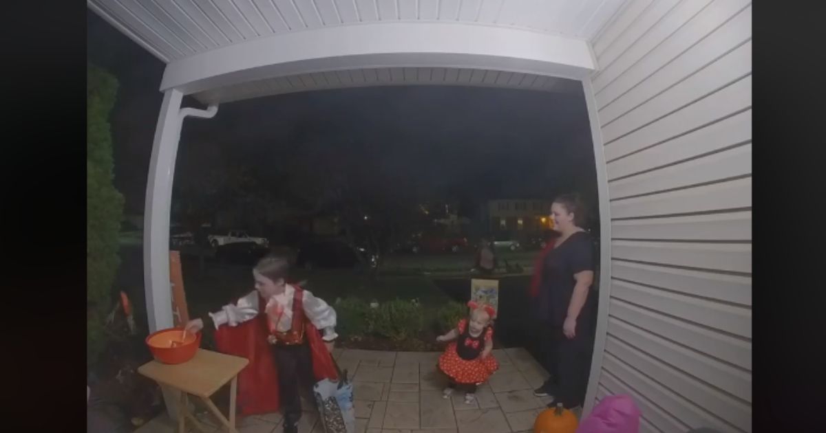 Kid boosts faith in humanity by filling an empty candy bowl from his own Halloween stash