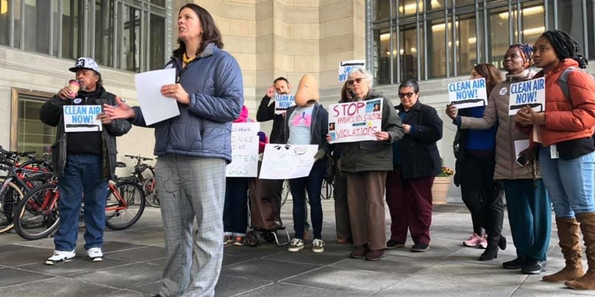 Pittsburgh residents petition officials—again—to take action on rotten-smelling air