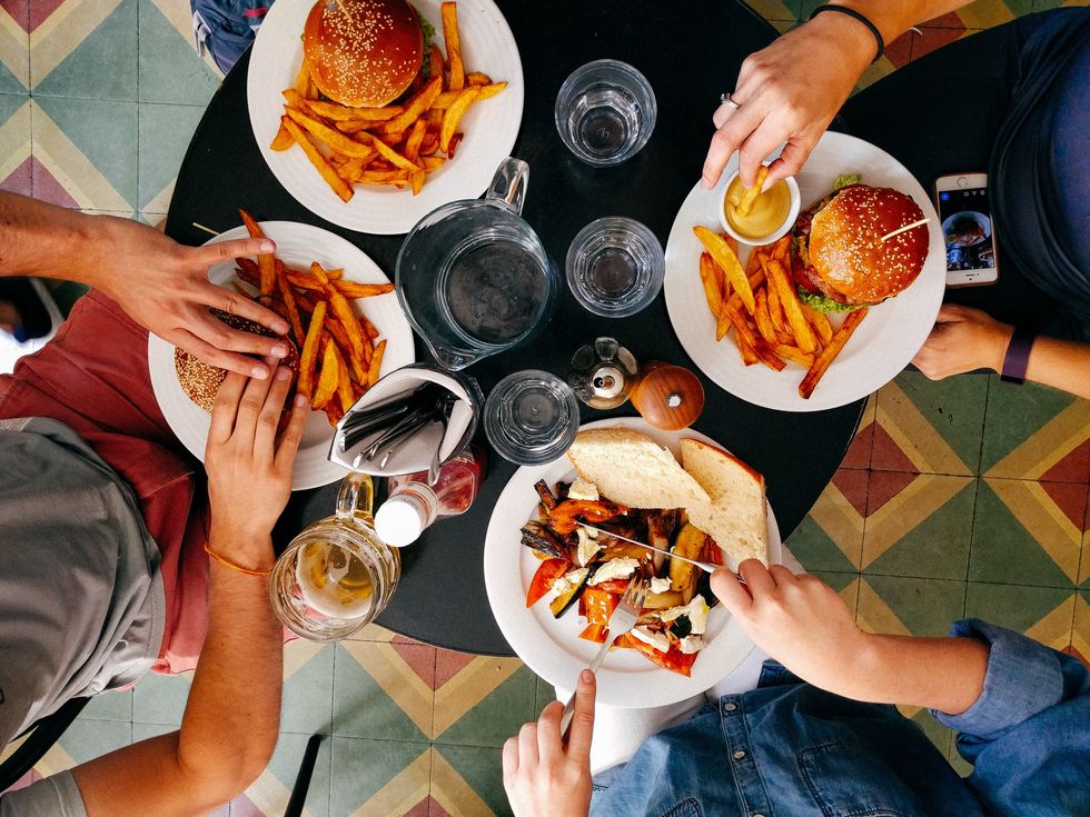 7 Ways To Eat Out While Not Throwing Off Your Meal Plan