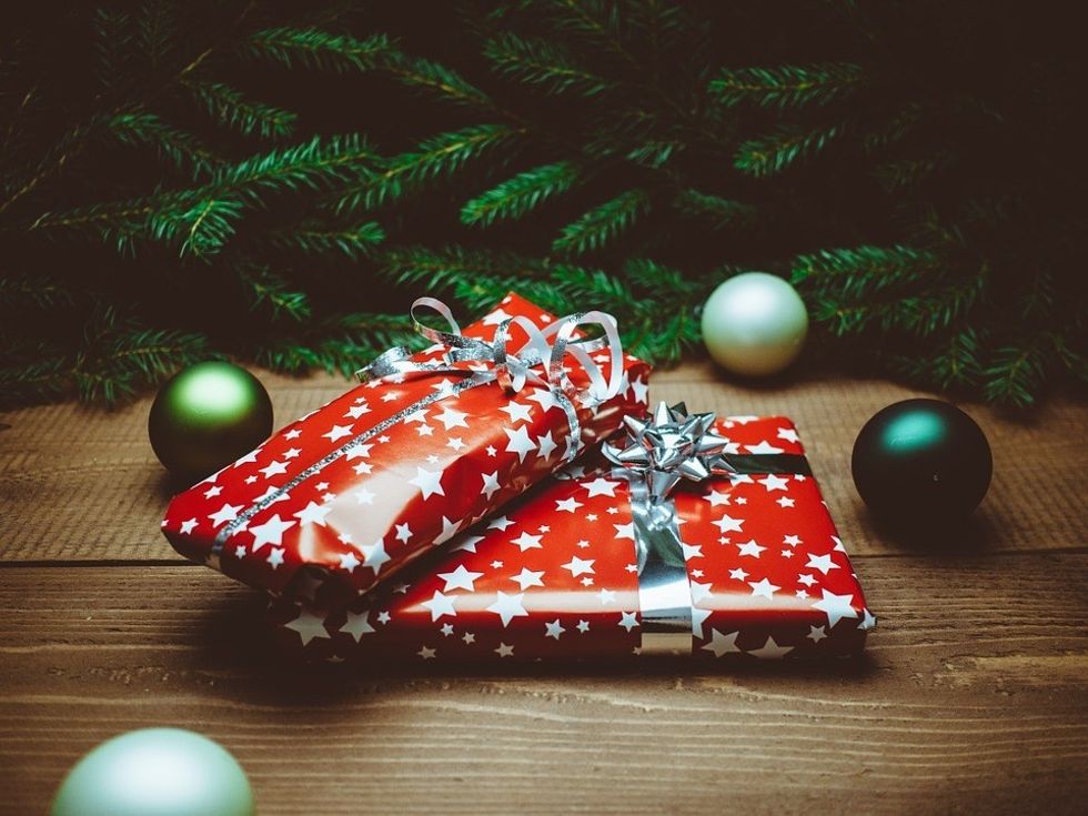 Christmas Presents For Young Adults : Gift Guide for Your Adult Son | Gifts for young men ... - Happy family with christmas gift.