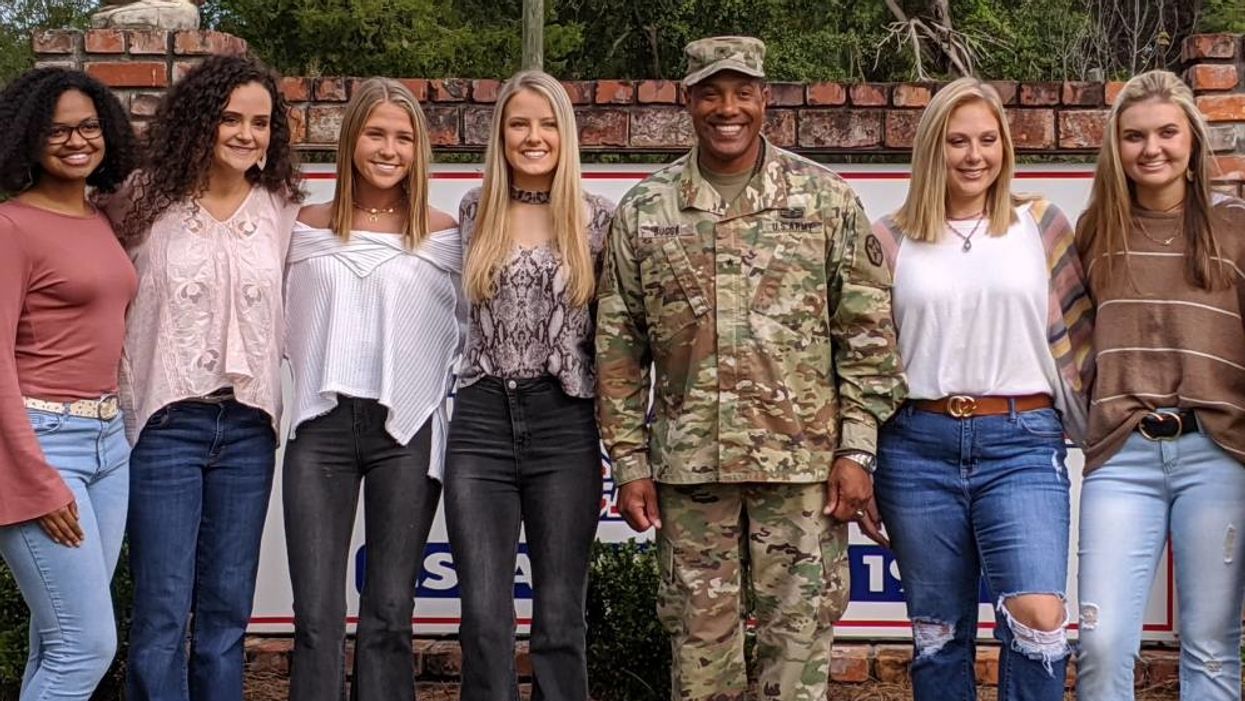 Soldier surprises Georgia students after being pen pals for 13 years