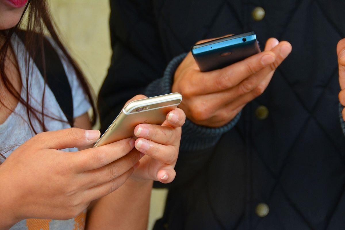 'No Phones, New Friends Friday' school lunch policy is making teens kinder — and less lonely