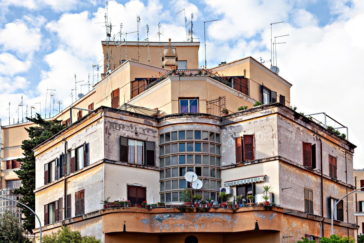 Pd e M5s svaligiano le abitazioni. Tre nuove tegole sui proprietari