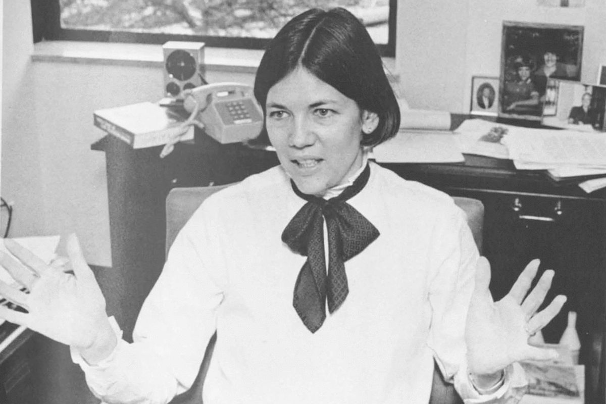 Elizabeth Warren Gets Her Schoolmarm On