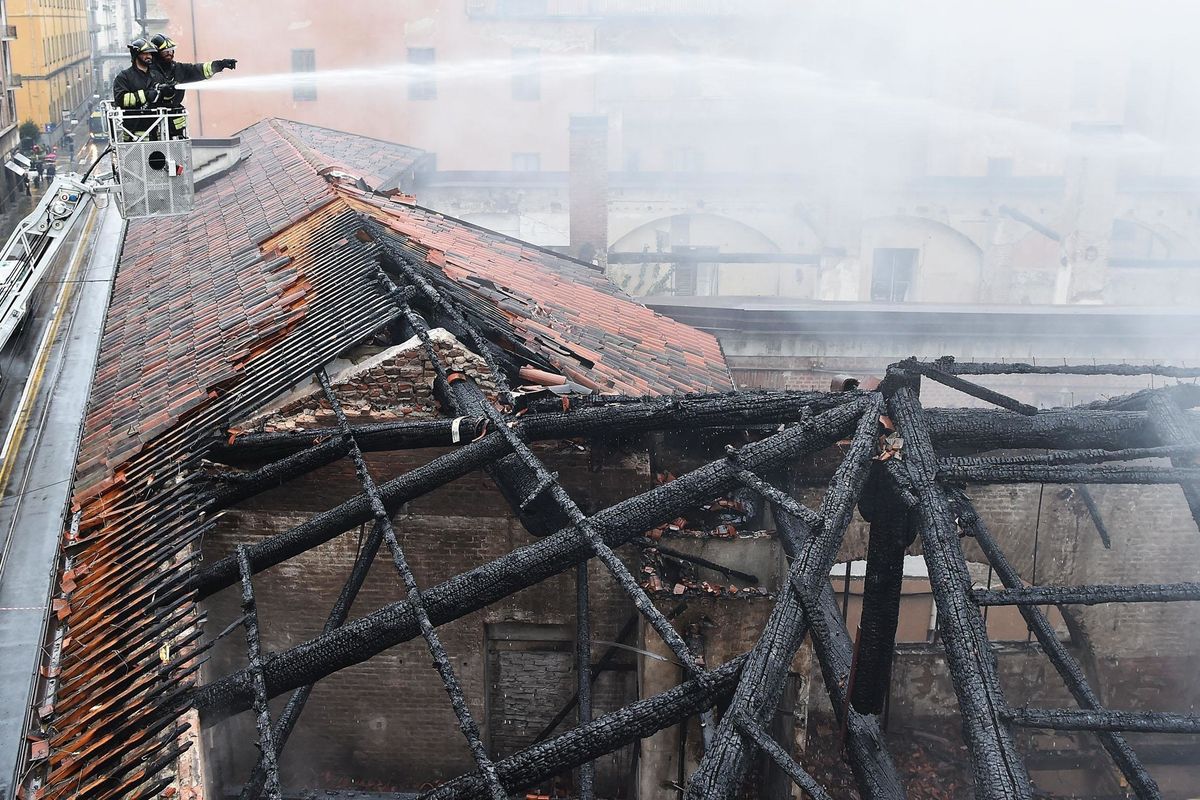 Incendio nella Cavallerizza occupata