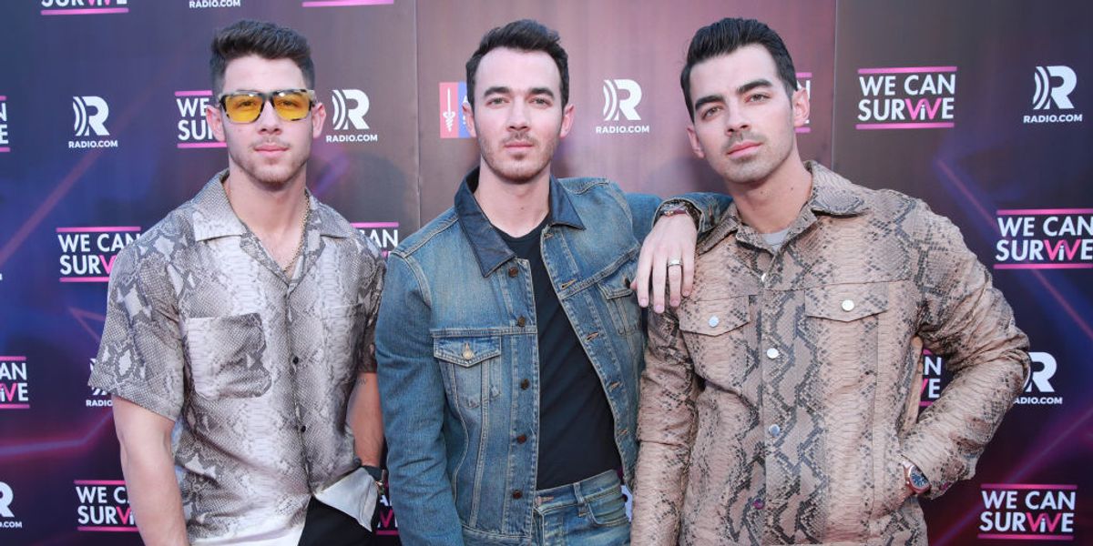 Jonas Brothers Brought Out Big Rob For 'Burnin' Up' Performance