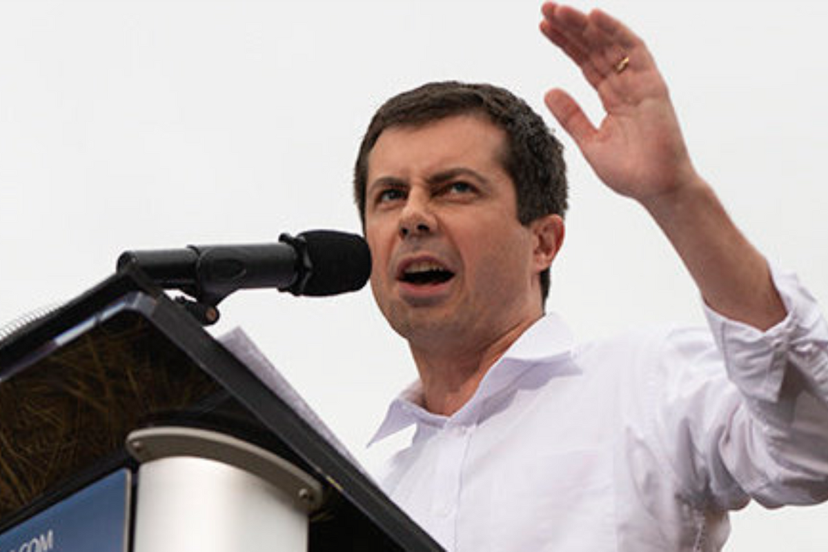 Pete Buttigieg speaks to David Axelrod at the University of Chicago on Oct. 18, 2019.