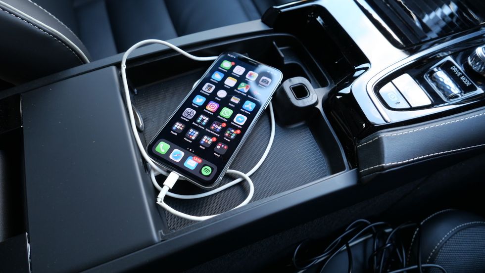 Volvo S60 smartphone storage
