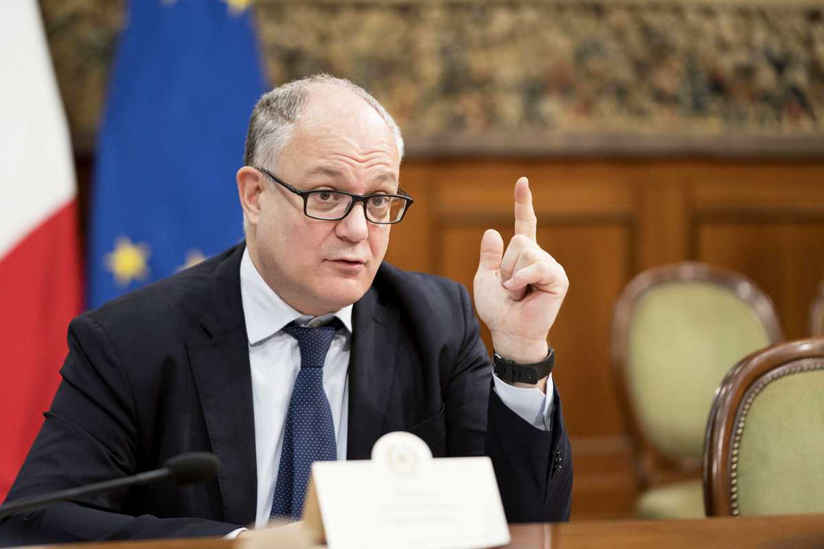 Ormai solo Gualtieri crede che denunciare l’eurofregatura sia fare terrorismo