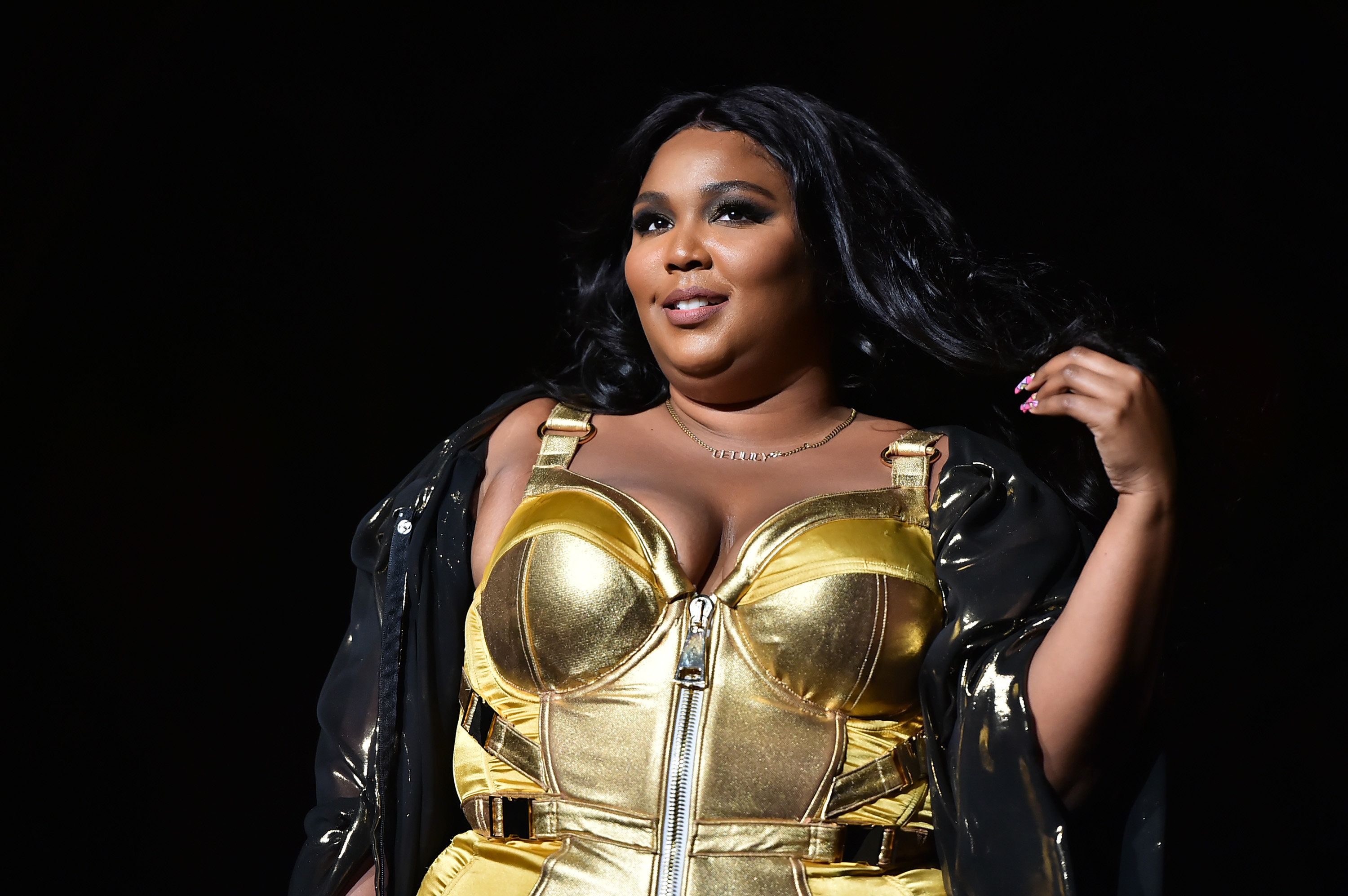Lizzo S Lakers Outfit Sparks Debate Over Fatphobic Double Standards Paper