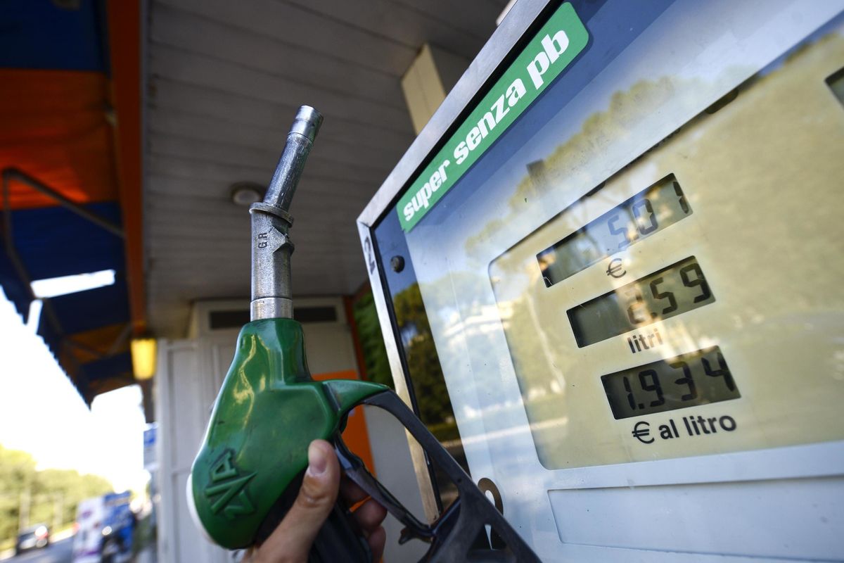 Altri 4 miliardi di tasse sulla benzina. Ma il Milleproroghe regala mancette