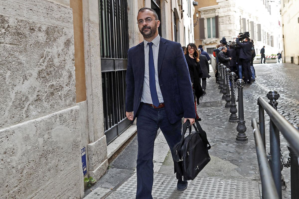 Fioramonti alla scuola ha portato spiccioli. Ora deve dimettersi