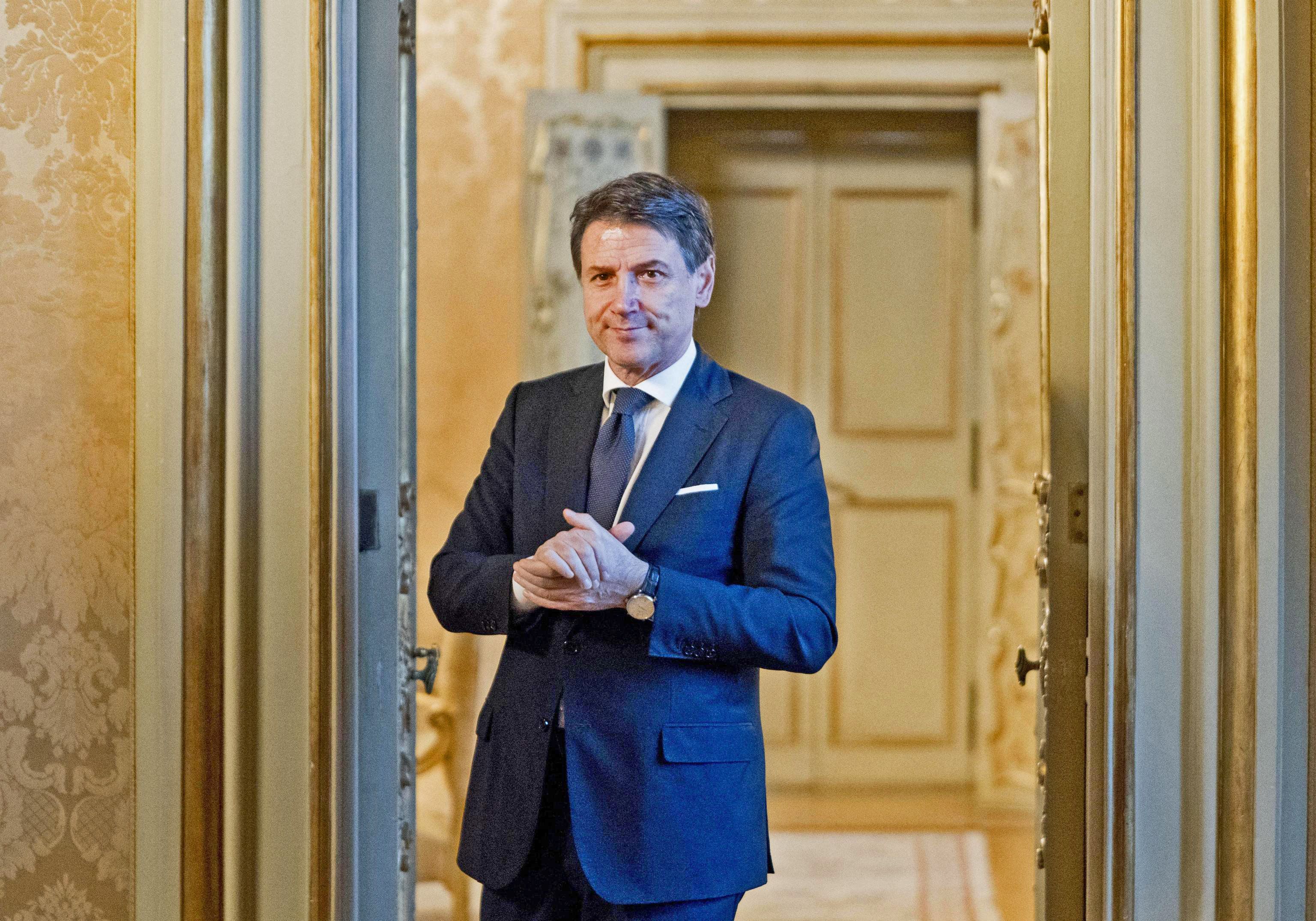 Conte ipnotizza un’Aula vuota. Poi il centrodestra suona la sveglia