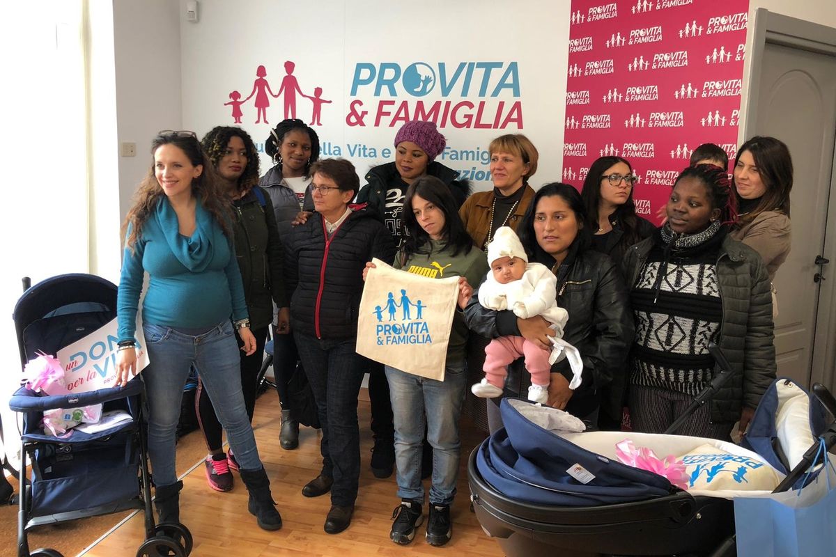 Progetto «Un dono per la vita»: «Passeggini, biberon e tanto altro ad altre dieci mamme in difficoltà»