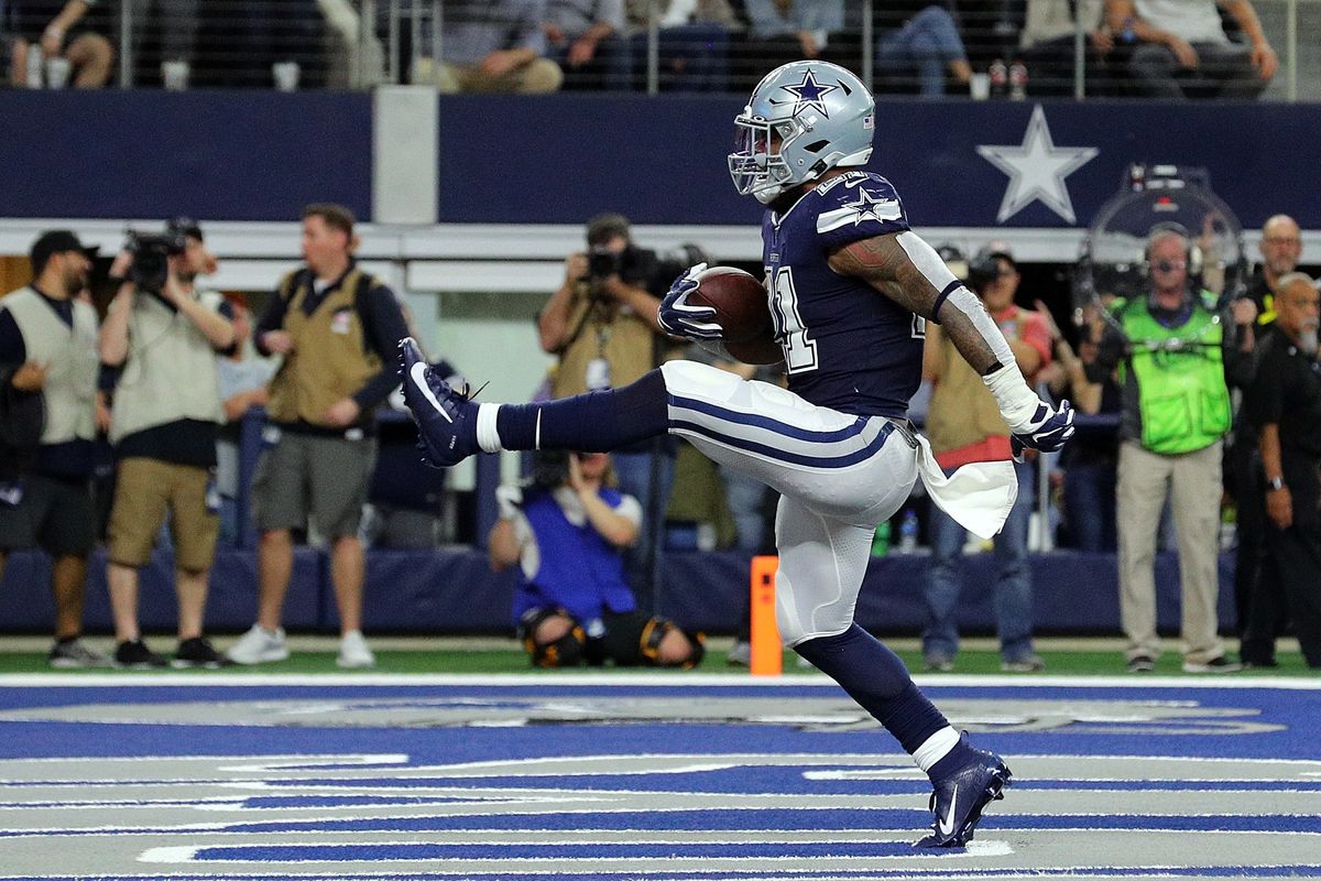 Cowboys running back Ezekiel Elliott celebrating