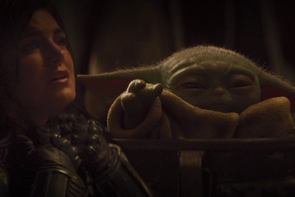 Baby Yoda force chokes Cara Dune (Gina Carano)