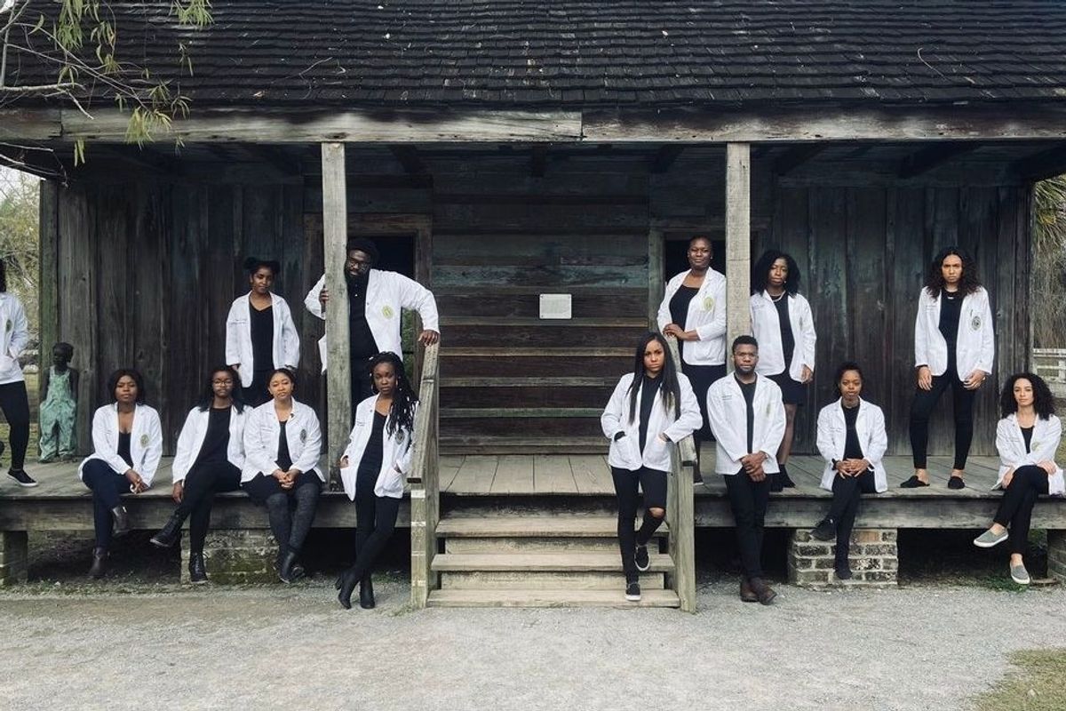 Black medical students from Tulane take powerful photo in front of former slave quarters