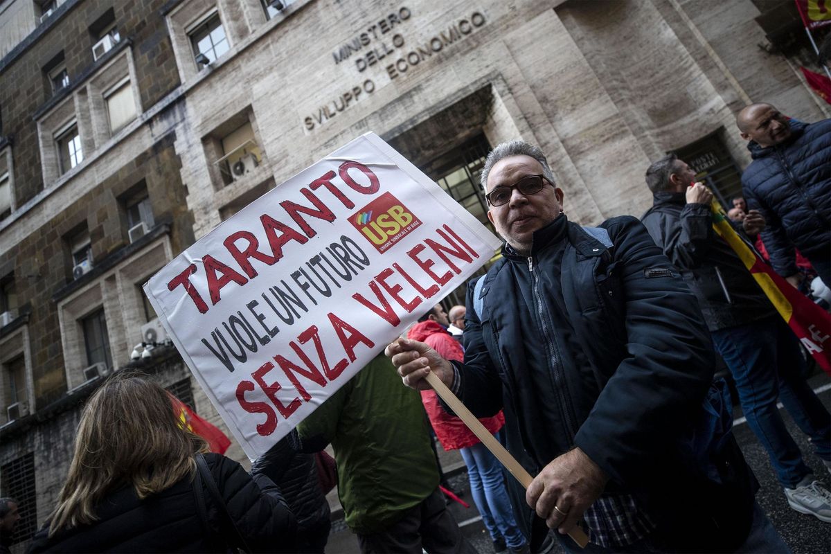 Il premier si fa scudo con i pm.
Sull’Ilva è trattativa sugli esuberi