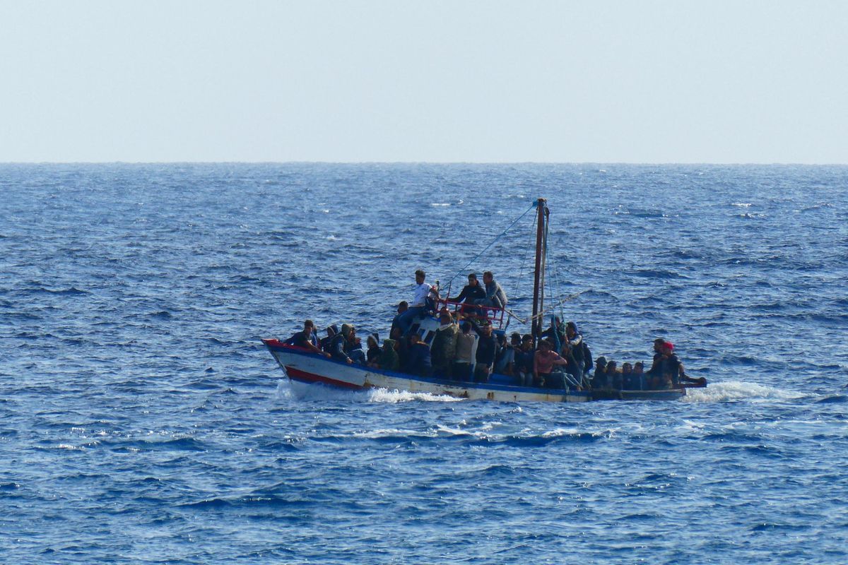 Riprendono gli sbarchi dalla Libia. Tre navi delle Ong cercano un porto